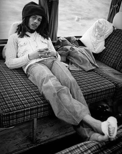 Imagem de bob Marley com curativo no pé