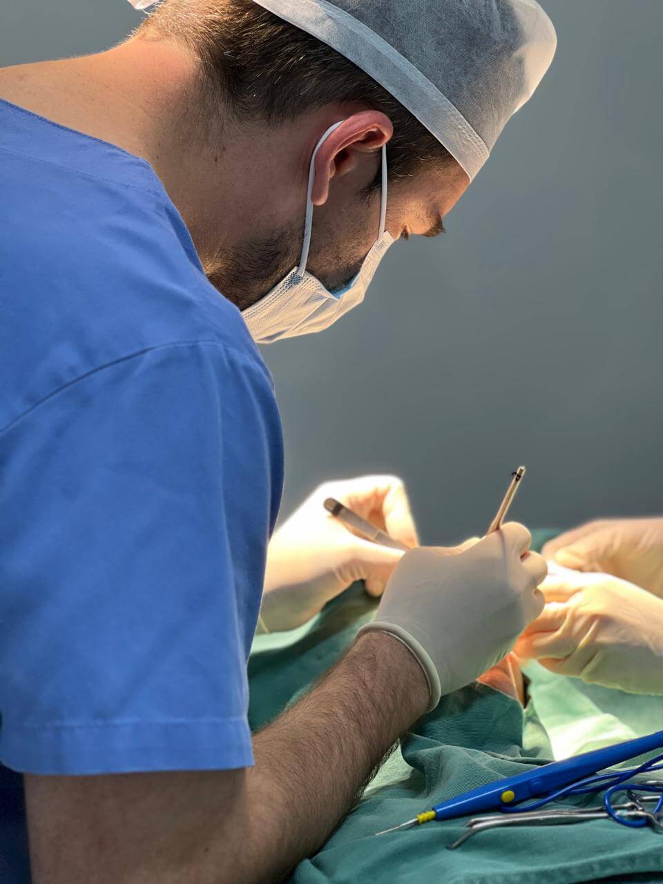 Dr Timotio Dorn realizando cirurgia