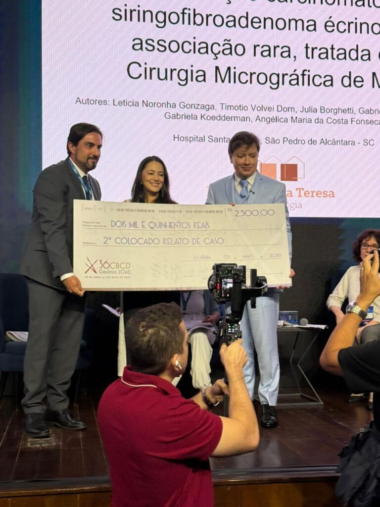 Dra. Letícia Noronha Gonzaga recebendo premiação no 36º Congresso da Sociedade Brasileira de Cirurgia Dermatológica, em Goiânia, pelo segundo melhor relato de caso na área de cirurgia dermatológica.