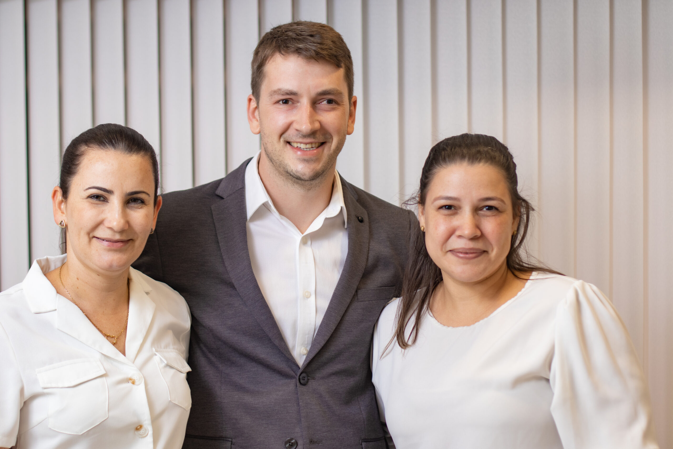Equipe da clínica reunida com o dermatologista Dr. Timótio Dorn em ambiente de atendimento, transmitindo acolhimento e profissionalismo.